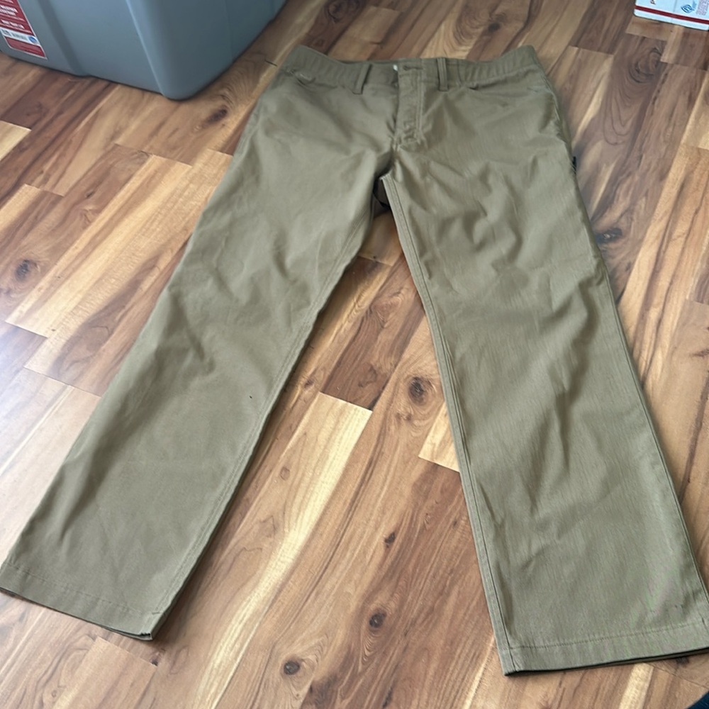 Khaki underarmour pants